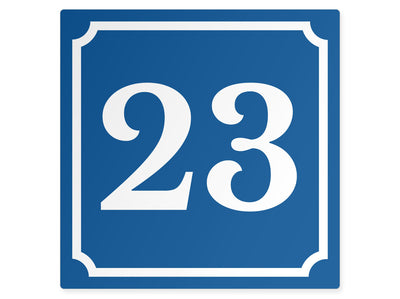 hausnummernschild-weiss-auf-blau-quadratisch