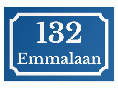 hausnummernschild-mit-strasse-unten-weiss-auf-blau-querformat