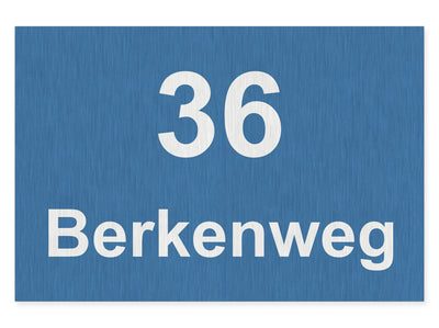 hausnummernschild-mit-strasse-unten-edelstahl-gebuerstet-optik-blauer-hintergrund-querformat-modern