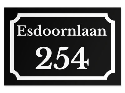 hausnummernschild-mit-strasse-oben-weiss-auf-schwarz-querformat
