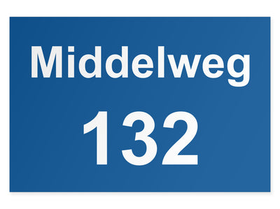 hausnummernschild-mit-strasse-oben-weiss-auf-blau-querformat-modern
